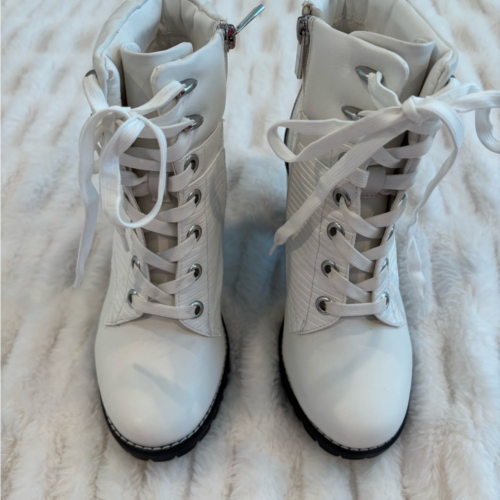 BCBGeneration's 'Paxin' ankle booties bright white Size 9/40 - Picture 2 of 7